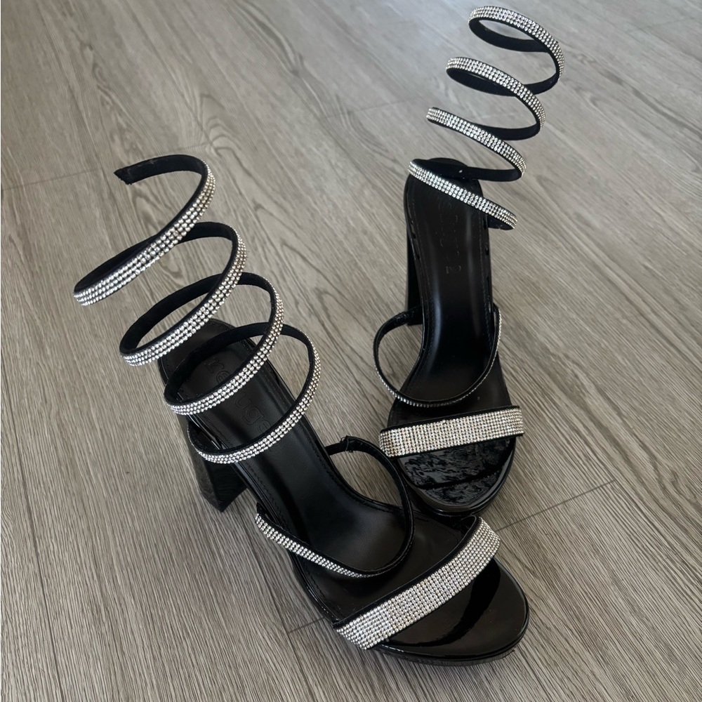 5/$25✨NWOT🏷️Elegant Black Spiral Heels with Rhinestone Accents